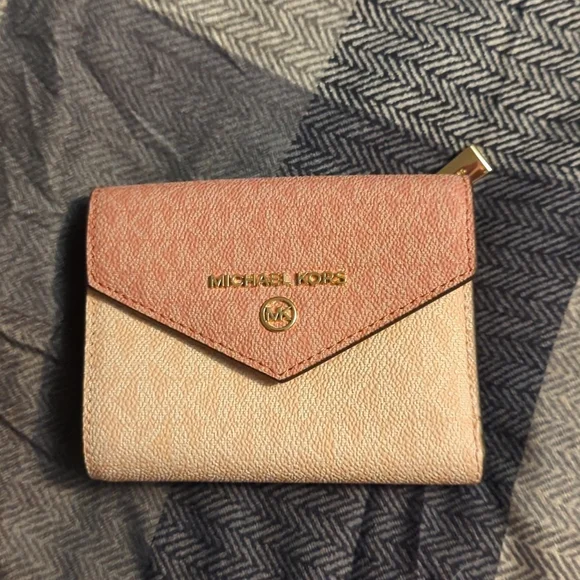 Michael Kors wallet - Picture 1 of 3
